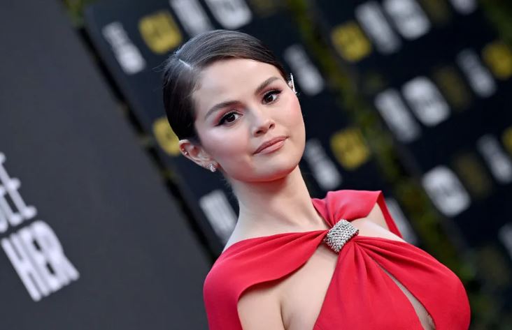 Selena Gomez bromea diciendo que está "totalmente bien estando soltera"