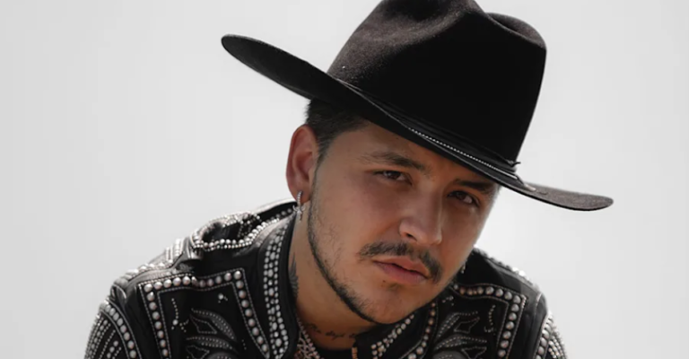 Christian Nodal estalló en llanto en pleno concierto:"No soy un buen ejemplo..."