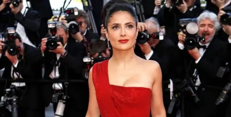 Salma Hayek revela el inusual contenido de su bolso