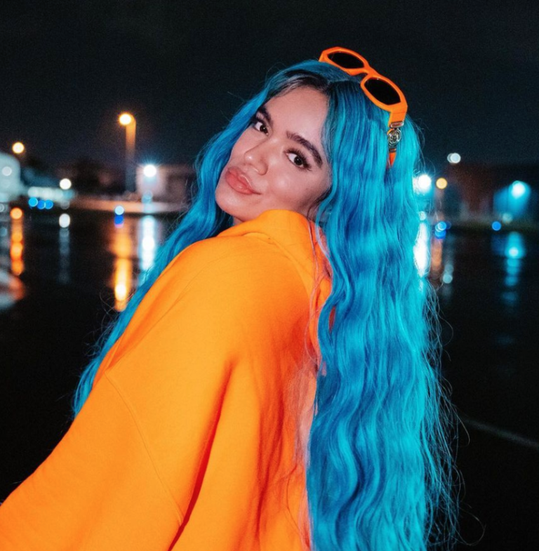 Karol G premia a un fan por escoger sus estudios antes que a ella