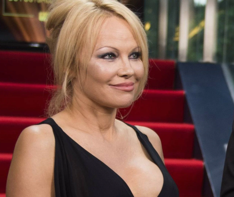 Pamela Anderson consigue un nuevo empleo como ¡paseadora de perros!