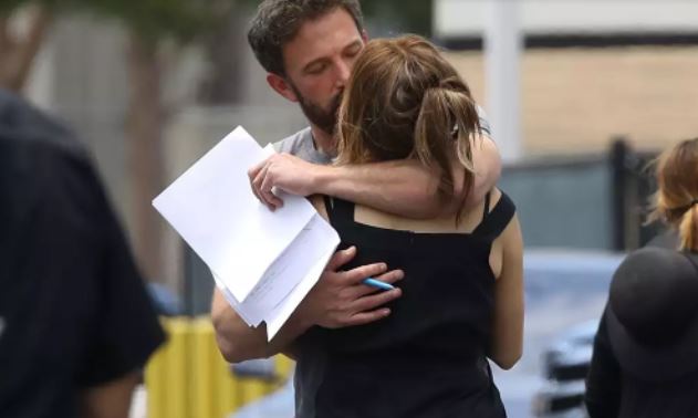 El apasionado beso de JLo y su prometido