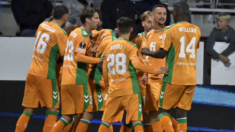 Betis inició su camino con un triunfo en el regreso de Claudio Bravo