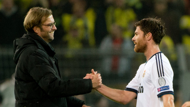 Alonso respaldó el trabajo de Klopp tras un comienzo difícil para Liverpool en la temporada