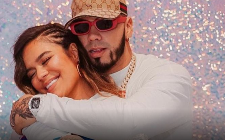 Le traiciona el subconsciente: Anuel nombra a Karol G en un concierto